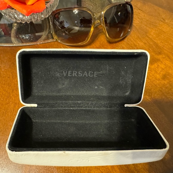 Authentic Versace sunglasses in great condition - Picture 8 of 9
